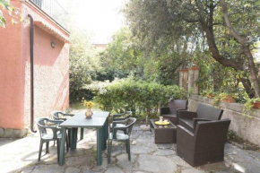 ALTIDO Lively 3BR Villa with Shared Garden, 50m from Beach